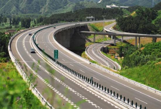 连国道都有路灯，为什么高速公路没有，网友：电网沐鸣供应不过来