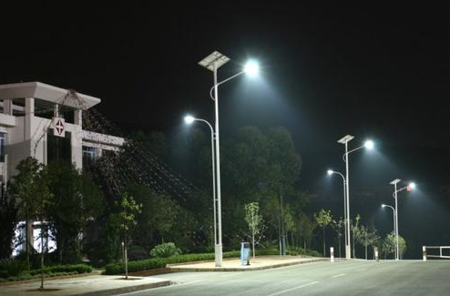 太阳能路灯在阴雨天如何工作 太阳能路灯在阴雨天如何工作